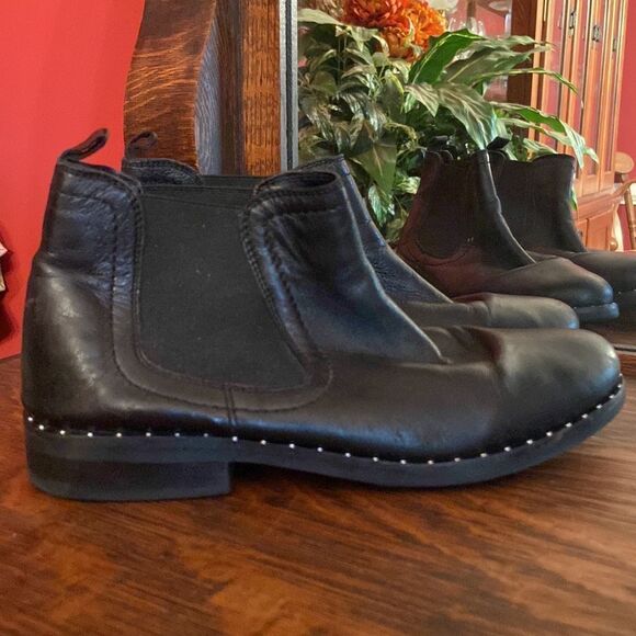 Steve Madden size 7, black leather ankle boots, with silver studs around bottom - Picture 1 of 8